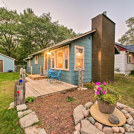 East Tawas Cabin With Deck, Backyard And Fire Pit! Extérieur photo