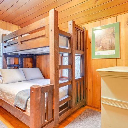 East Tawas Cabin With Deck, Backyard And Fire Pit! Extérieur photo