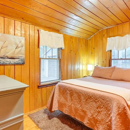 East Tawas Cabin With Deck, Backyard And Fire Pit! Extérieur photo