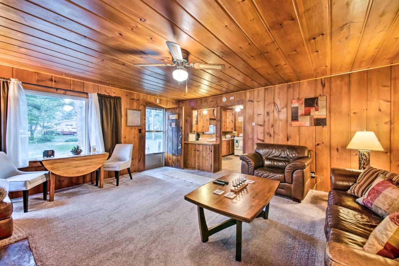 East Tawas Cabin With Deck, Backyard And Fire Pit! Extérieur photo