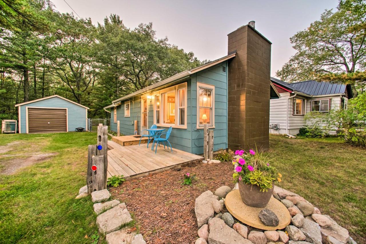 East Tawas Cabin With Deck, Backyard And Fire Pit! Extérieur photo