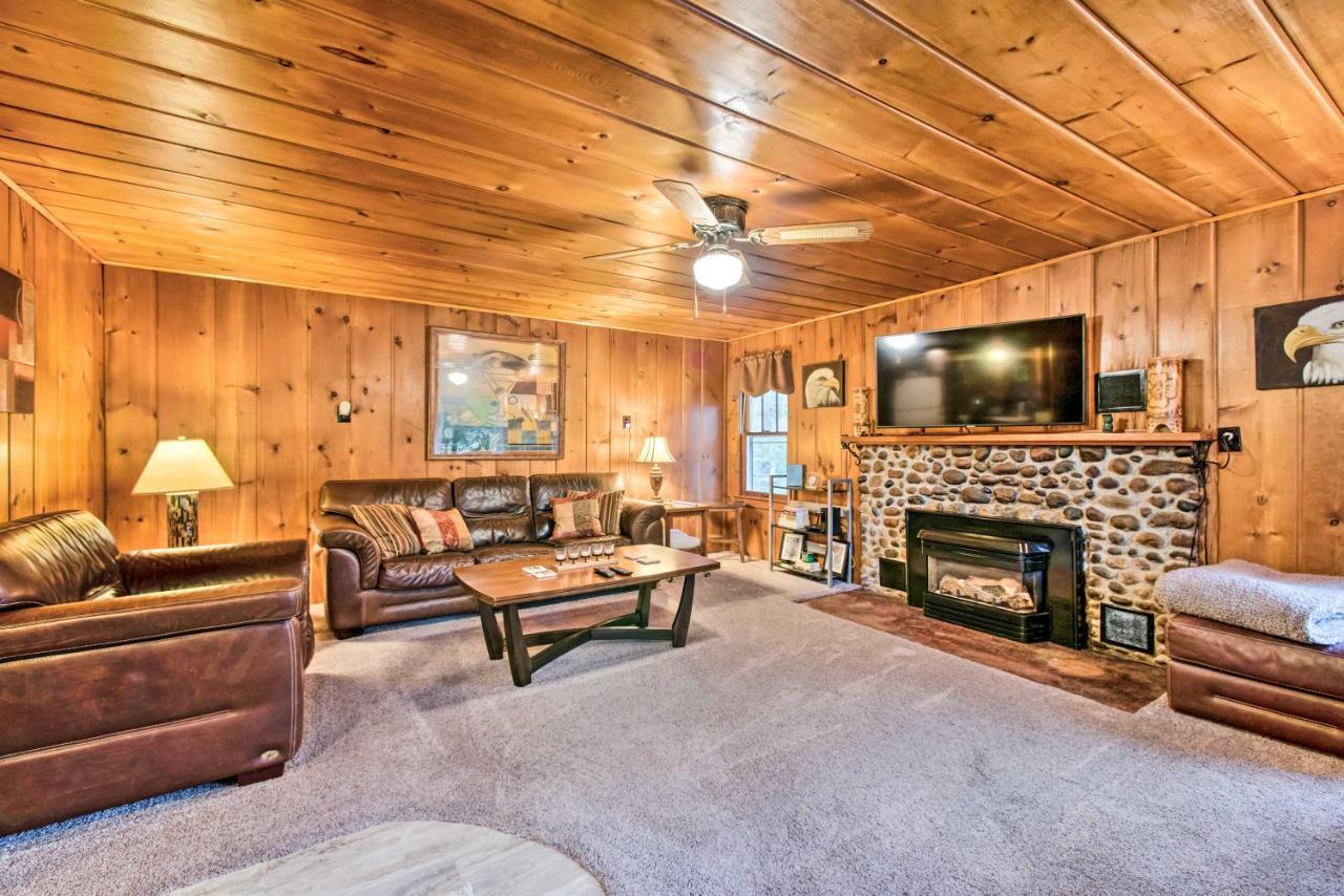 East Tawas Cabin With Deck, Backyard And Fire Pit! Extérieur photo