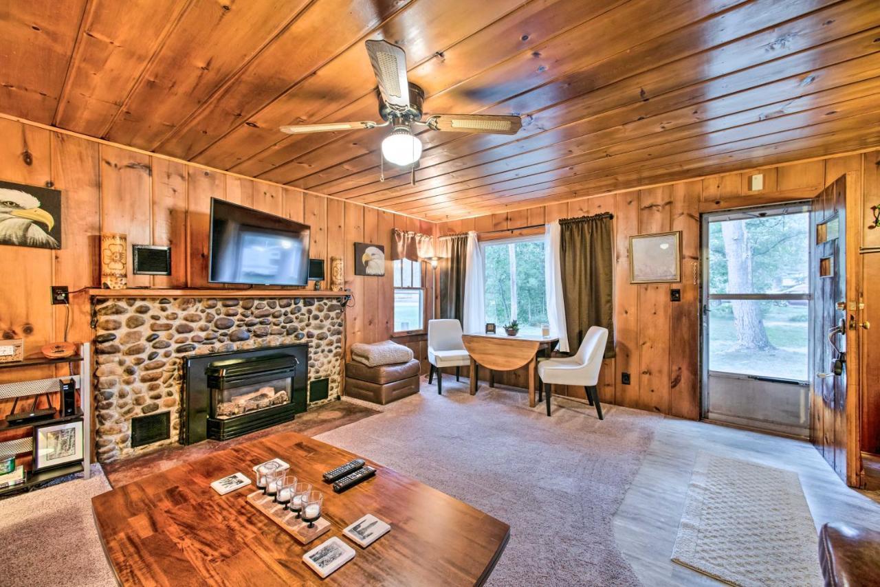 East Tawas Cabin With Deck, Backyard And Fire Pit! Extérieur photo