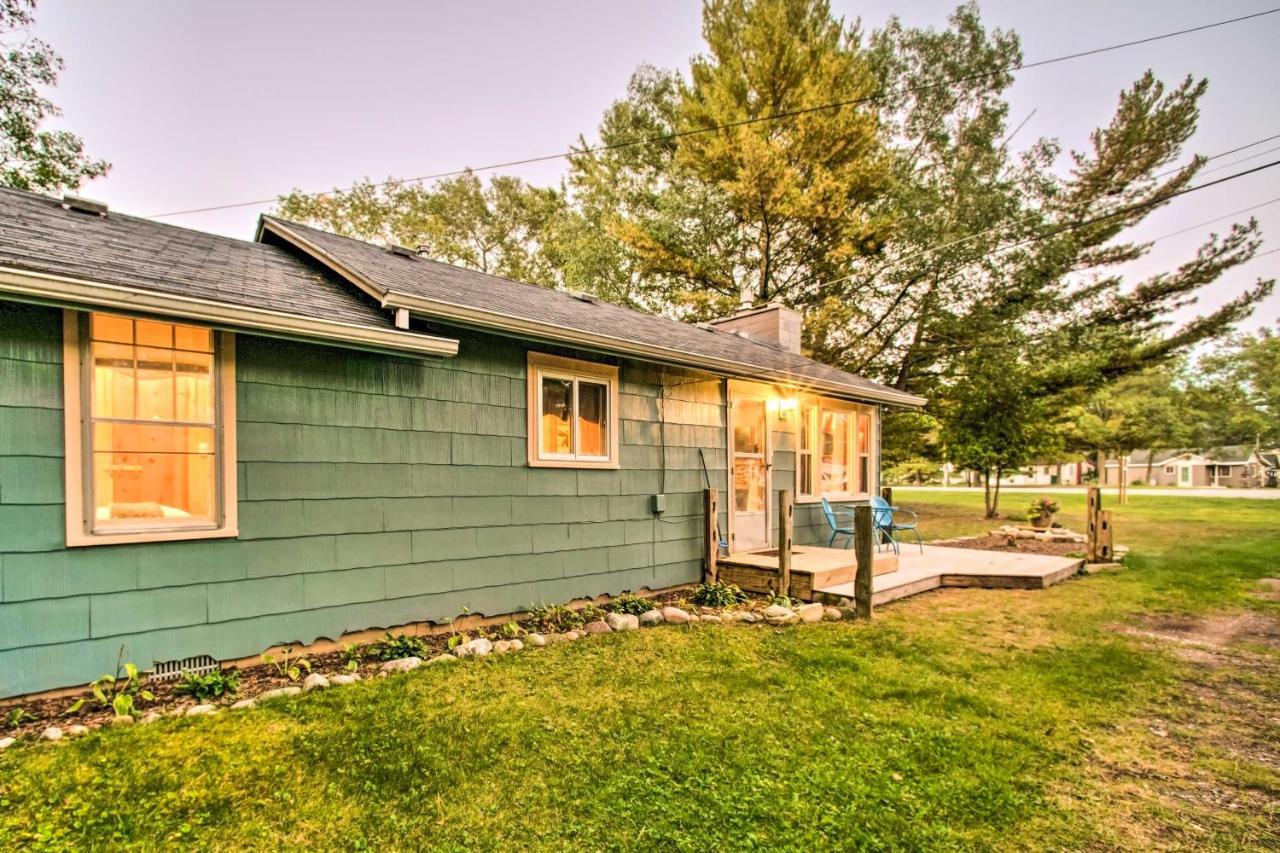 East Tawas Cabin With Deck, Backyard And Fire Pit! Extérieur photo