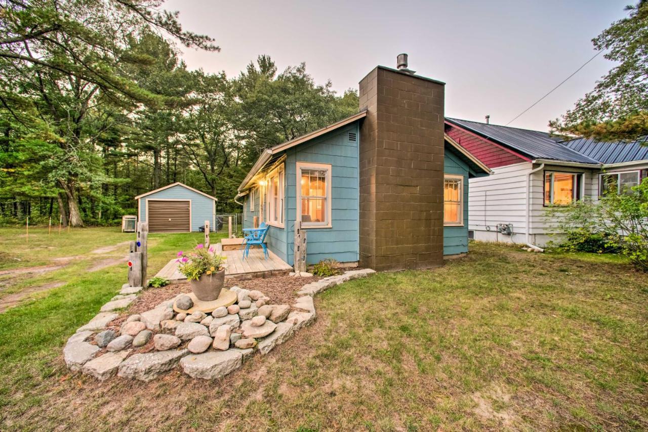 East Tawas Cabin With Deck, Backyard And Fire Pit! Extérieur photo