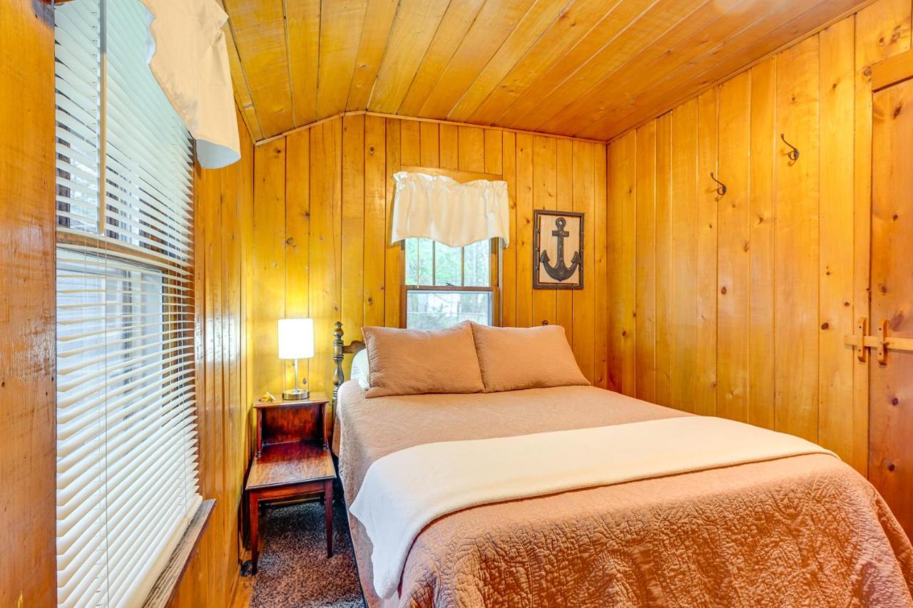 East Tawas Cabin With Deck, Backyard And Fire Pit! Extérieur photo
