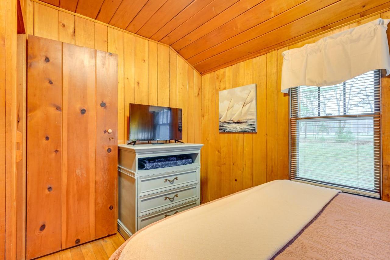 East Tawas Cabin With Deck, Backyard And Fire Pit! Extérieur photo