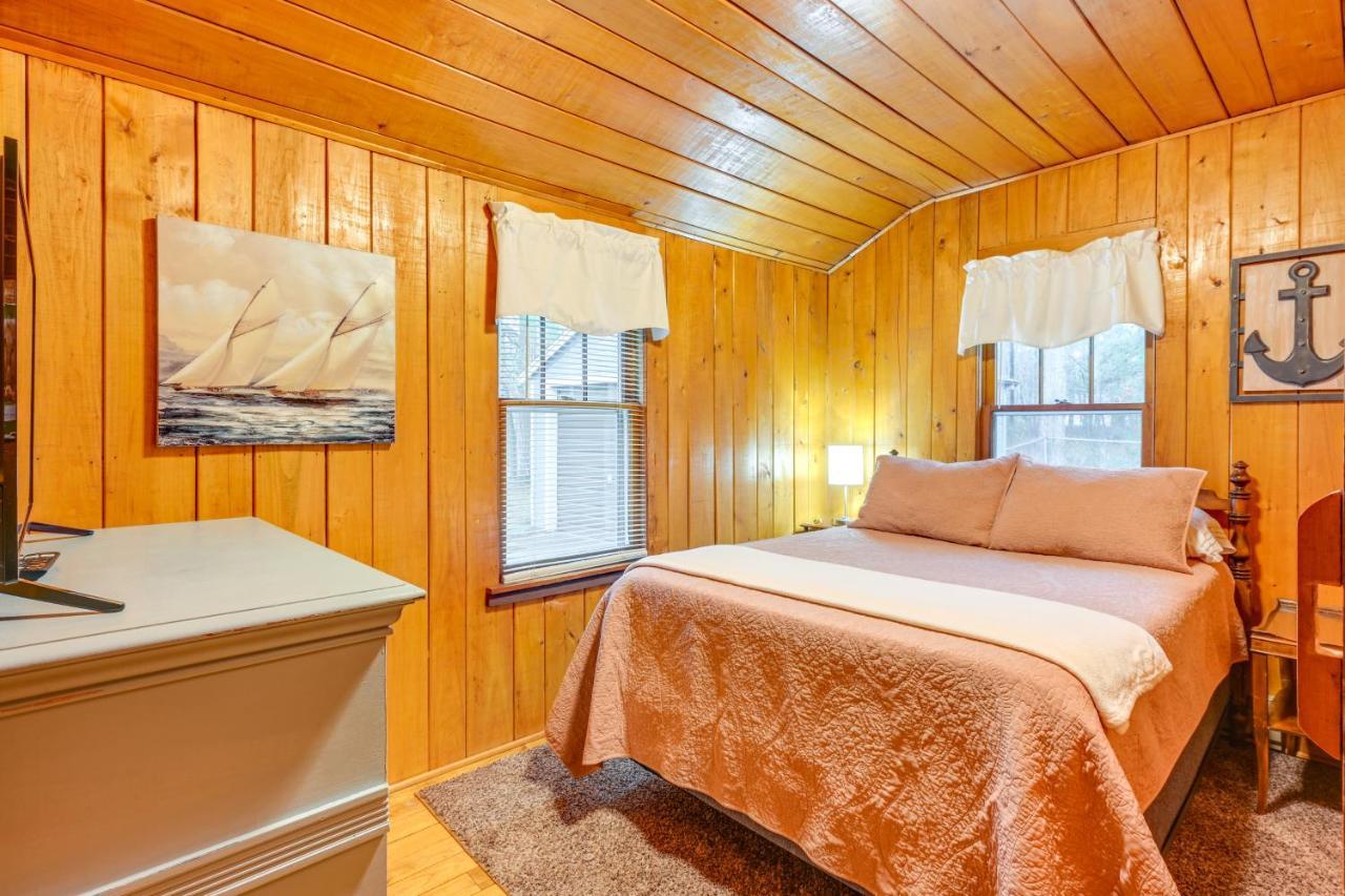 East Tawas Cabin With Deck, Backyard And Fire Pit! Extérieur photo